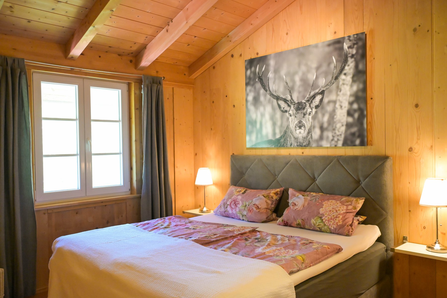 Schlafzimmer mit Boxspringbett
